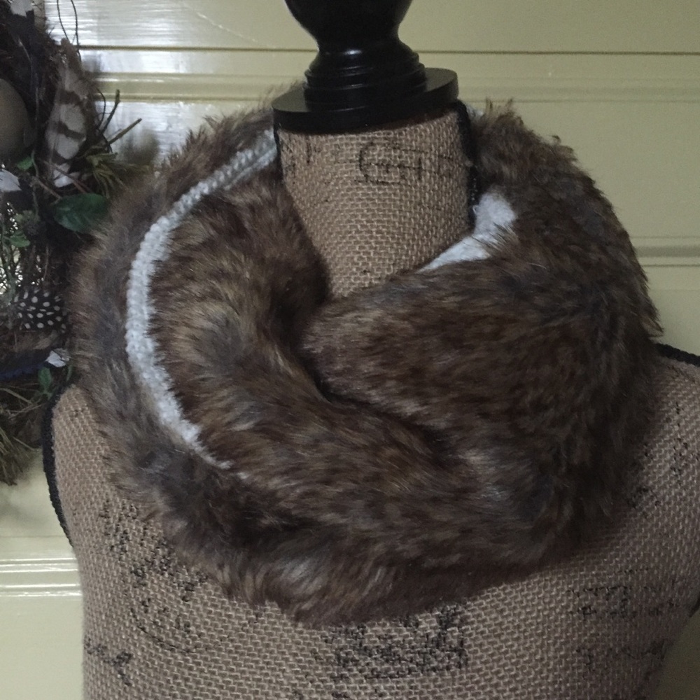 NWOT- faux fur & cream cable knit infinity scarf